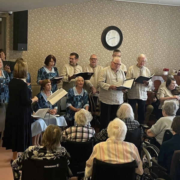 Ansambel Vannamuudu õnnistas Benita hooldekodu