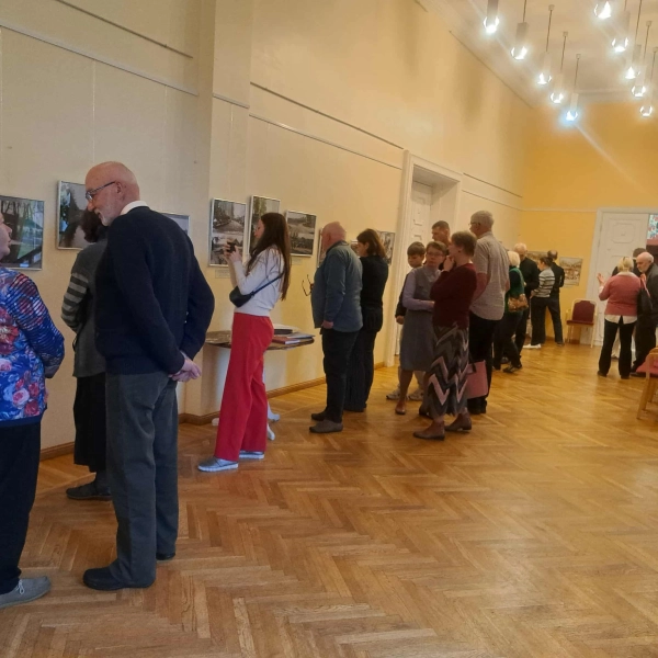 Vastseliina rahvamaja seintel kohtuvad kaks fotopärandit