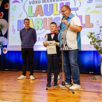 Parksepa keskkooli õpilane Meinhard Hirsi tunnustati nii eripreemiaga puhta esinemise ja hea lavalise kohaloleku eest. Lisaks esineb ta sel suvel Võru Lastefestivalil. Foto: Tiina Männe